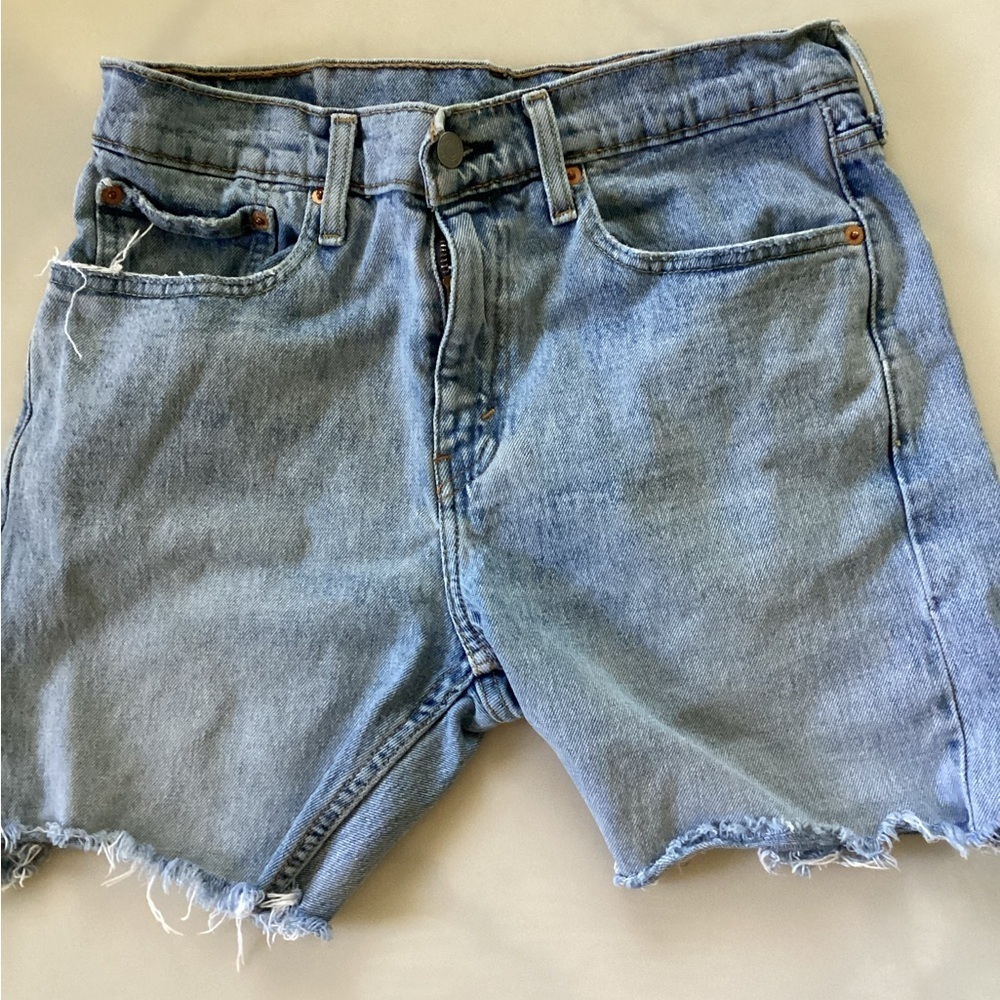 Levi’s 512 shortsSZ 31
Waist 14.5
Inseam 6”